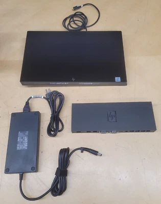 HP Engage One Pro TPC-1047-15, HP Advanced Fanless Hub TPC-1049-D y adaptador de alimentación Foto 1 de 4