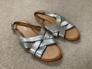 DAMEN WEISS STOFF SILBER LEDER SANDALEN UK 8 RIEMEN SCHUHE TRAILER ZZ - Bild 1 von 8