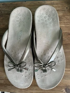 Sandalias chanclas Vionic Bella II de cuero plateadas champán para mujer 10 usadas en excelente estado - Imagen 1 de 4