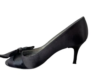 STUART WEITZMAN Women Sz 9.5 Black Satin Peep Toe Bow Stiletto Heels GIGIRITZ 3” - Picture 1 of 13