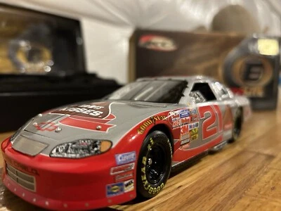 NASCAR Action Elite Kevin Harvick #21 2004 Hersheys 1/24 Scale Diecast Car - Image 1 of 4
