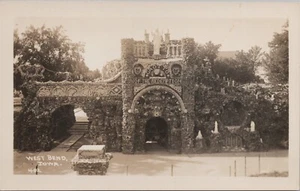 West Bend, IA: RPPC Entrada a la Gruta de la Redención, Iowa Foto Real Postal - Imagen 1 de 2
