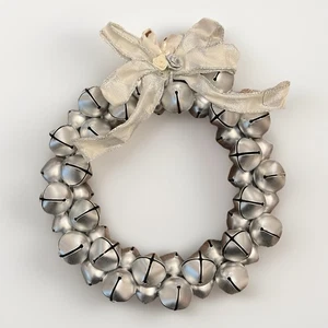Corona de Navidad de plata con campanas grandes y arco de cinta decoración navideña - Imagen 1 de 8
