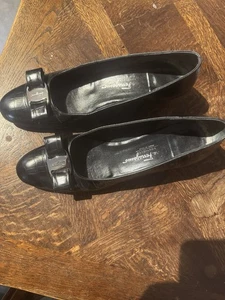Salvatore Ferragamo schwarze Lederpumps Carla geprägtes Leder Schleifendetail - Bild 1 von 12