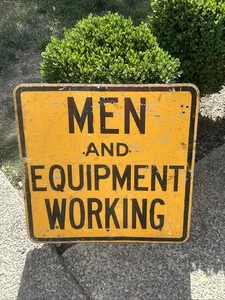 VINTAGE STAHL STRAßENSCHILD MÄNNER UND AUSRÜSTUNG FUNKTIONIERT 24" X 24" - Bild 1 von 2