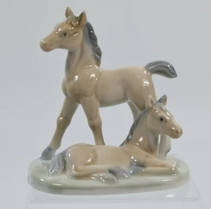 Very Cute John Buck Porcelain Foals Figure ~ One Lying One Standing - Foto 1 di 3