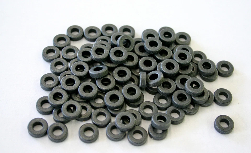 100 Pieces Toroid Ferrite Core EMI Suppression Beads 9.5mm x 4.6mm x 3.1mm NOS - Image 1 of 1