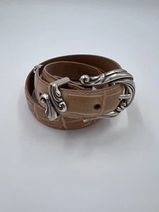 Cintura Coldwater Creek taglia L marrone chiaro pelle coccodrillo in rilievo fibbia decorativa argento - Foto 1 di 7
