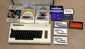 Commodore VIC-20 Personal Computer with Accessories and Manuals - Afbeelding 1 van 6