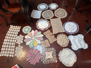 Lote de 20 tapetes textiles de mesa vintage surtidos de ganchillo - Imagen 1 de 16