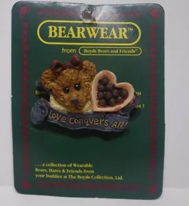 Boyds Bears BearWear Bailey...Love Conquers All Pin #26108 - Bild 1 von 2