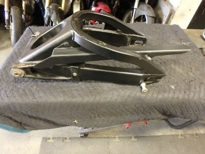 YAMAHA R1 02/03 SWINGARM ASSY, GOOD CONDITION, SPOOL SLIDERS 11-1-19 - Image 1 of 4