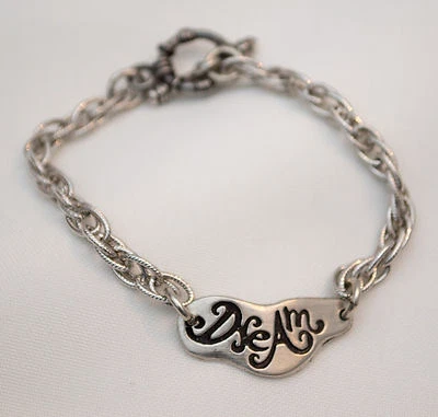 Pulsera Hecha en EE. UU. con Dije "Sueño" de Peltre Sin Plomo por Peltre Artesanal Foto 1 de 4