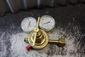 VICTOR Oxygen Regulator Model SR350D - Picture 1 of 4