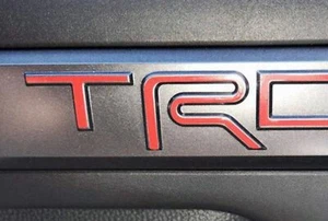 Premium Cast Vinile Decalcomania Lettera Intarsi per 2024-2025 Tacoma TRD Porta Interna Em - Foto 1 di 40