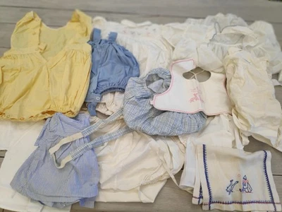 GROS LOT VETEMENTS ANCIENS BEBE ENFANT BRASSIERE CHEMISE CAPE ROBE - Photo 1/4
