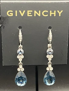 Orecchini pendenti/goccia nuovi con etichette Givenchy tono argento blu cristallo a goccia 2" prezzo al pubblico consigliato $48 - Foto 1 di 8