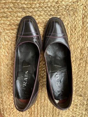 Zapatos de salón Prada de cuero negro con costura cruzada púrpura + malva talla 36,5 Foto 1 de 4