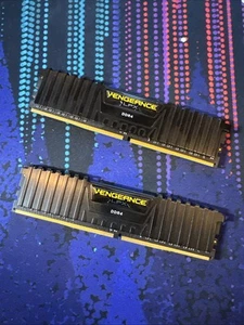 Corsair Vengeance 16GB (2 x 8GB) PC4-24000 (DDR4-3000) RAM (CMK16GX4M2D3000C16) - Bild 1 von 2