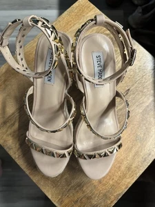 Steve Madden Heels Nieten Wedges Größe 8 EUC 4,5" Absatz so schön goldene Nieten - Bild 1 von 10