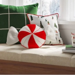 Wondershop Round Peppermint Candy Throw Pillows Winter Christmas SET OF 2 NEW - Picture 1 of 10