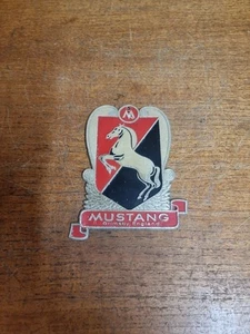 Vintage Mustang Grimsby England Badge Plate - Foto 1 di 6