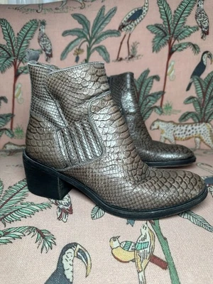 Donald J Pliner Erryn Bronce Serpiente Cuero Tacón Botines Mujer 8.5M Foto 1 de 4