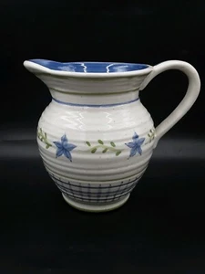 COUNTRY LIVING TROCKENWAREN BLAU KARIERT/BLUMENKRUG ENESCO/LANDLEBEN 7" HOCH - Bild 1 von 9