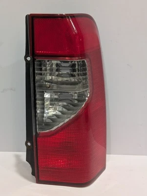 Luz trasera pasajero derecho Nissan Xterra 1999-2004 Foto 1 de 3