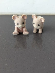 Set 2 personaggi bambino Sylvanian Families Maces topo che striscia Calico Critters M51 - Foto 1 di 5