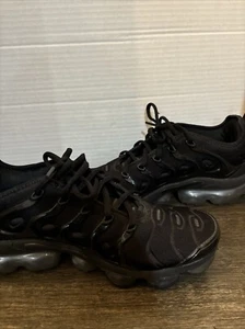 WMNS AIR VAPORMAX PLUS 'TRIPLE BLACK' TAGLIA 10,5 DH1063-001 - Foto 1 di 6