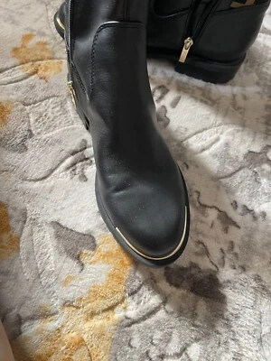 Botas Guess marrón y negro con borde dorado talla 8 Foto 1 de 4