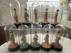 Chinesische asiatische verzierte Dame Figuren in Glaskuppeln mit Box 3,5" 10er Set Vintage - Bild 1 von 24