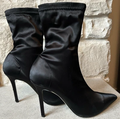 Черные атласные сапоги на лодыжке Tony Bianco, без шнуровки, туфли на шпильке 4 дюйма, размер 6 - Изображение 1 из 4