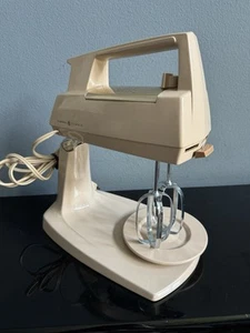 Mezclador de pie GE rosa beige vintage 12M35 con batidores sin tazón COLOR RARO funciona - Imagen 1 de 9