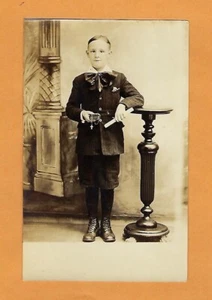 Retrato de niño vestido apoyado en un pedestal de principios de 1900 RPPC - Imagen 1 de 2