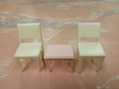 Lote Casa Muñecas Plástico Años 50 De Colección - Mesa Rosa y 2 Sillas Foto 1 de 4