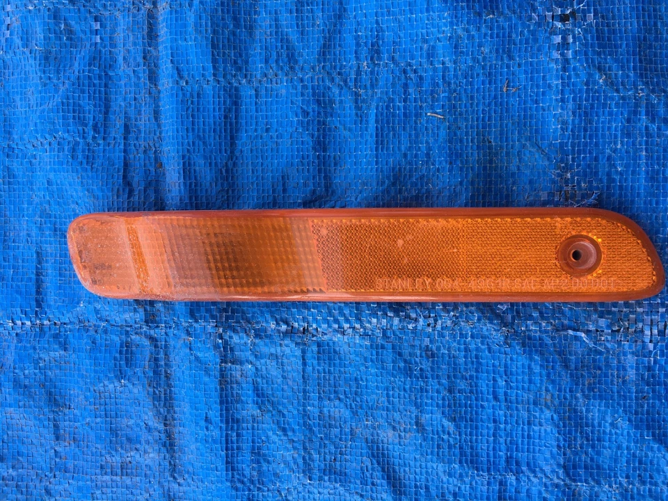 SATURN S SERIES SIDE MARKER LIGHT LAMP 2000-2002 OEM CORNER BLINKER BUMPER AMBER - Image 1 of 2