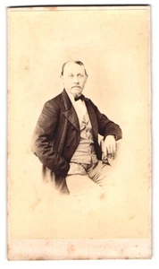 Fotografie Herr mit Kinnbart  - Bild 1 von 2