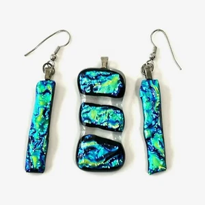 Set pendenti e orecchini in acrilico blu verde iridescente - tono argento ~ accattivanti - Foto 1 di 3