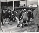 1969 photo de presse émeute éclatant à B.U arrêtée par la police 26 arrêtés