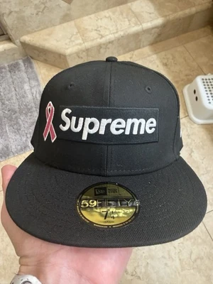 Supreme New Era Caja de Concientización sobre el Cáncer de Mama Logo Ajustado Sombrero Camuflado - 7 1/4 - NUEVO Foto 1 de 4