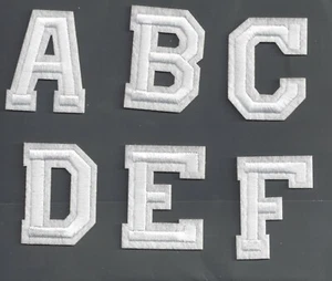 Nuevo Alfabeto Letras Parche Universitario 2 pulgadas Blanco sobre Crema Costura o Hierro sobre Letra - Imagen 1 de 31