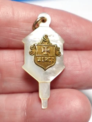 10K 黄金珍珠母古董美人鱼十字勋章钥匙吊坠 FOB 2.2 G — 第 1/2 张图片