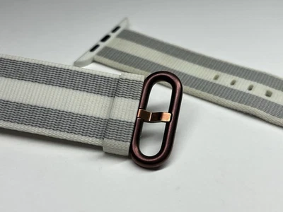 Correa de reloj Apple 42 mm blanca tejida a rayas de nailon prototipo con hebilla de cobre Foto 1 de 4