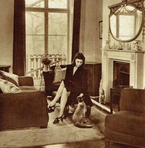 Margot Fonteyn At Home Chelsea London 1946 Candid Photo Article Q840 - Picture 1 of 4