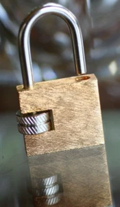 Vintage:* LAMODE COLGANTE DE CERRADURA DE DOS TONOS EN CAJA ORIGINAL:* NUNCA USADO/USADO COMO NUEVO - Imagen 1 de 12