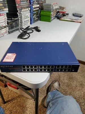 Netgear DS524 Dual Speed Stackable Hub 24 port switch - Image 1 of 3