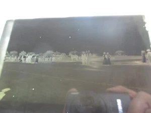 Antikes Glas Foto Negativ um 1900 trockene Platte 4" × 5" Menschen beobachten Autorennen - Bild 1 von 6