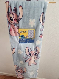 DISNEY STITCH PELUCHE 50in x 70in FIORI D'ANGELO NUOVO CON ETICHETTE 2025 NUOVO CON ETICHETTE 100% POLIESTERE - Foto 1 di 10